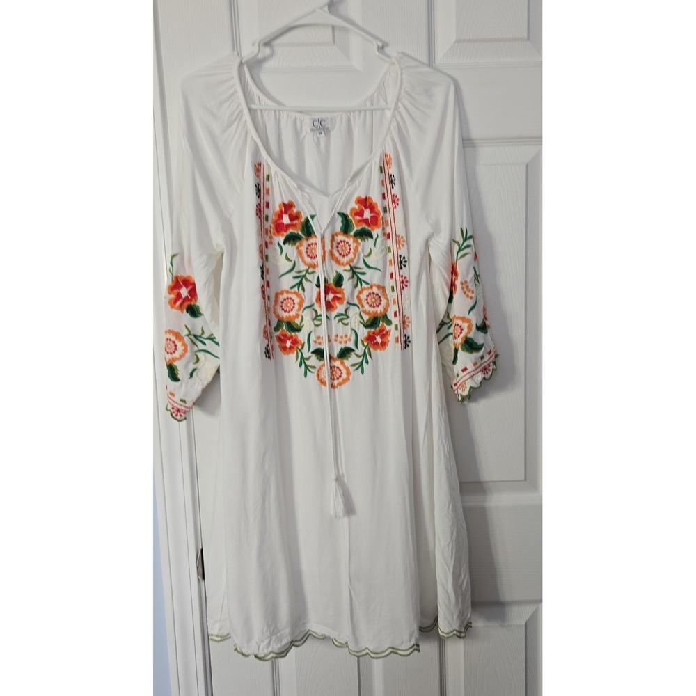 C/C Chic Connection Womans 3/4 Sleeve Dress Size Medium White with Embroidery.‎